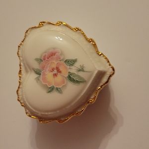 Small box to hold jewelry Heritage House, 2.5 " 3.5" across.cream, gold pink
